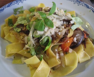 Papardelle med zucchini och aubergine