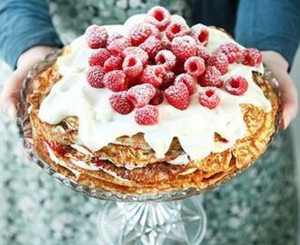 Pannkakstårta med vit chokladgrädde och hallon