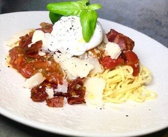 Färsk pasta med  tomatsås & krämig burrata.