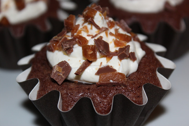 Kladdiga chokladmuffins med chokladkräm och daimgrädde