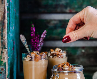 Salt karamellpannacotta med kanderade hasselnötter