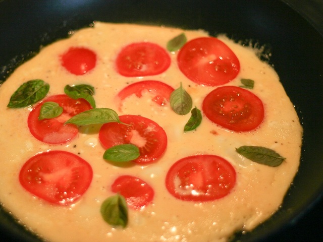 Söndagsomelett med tomat och basilika