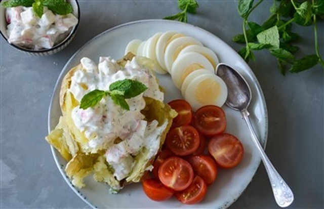 Bakad potatis med krämig räkröra