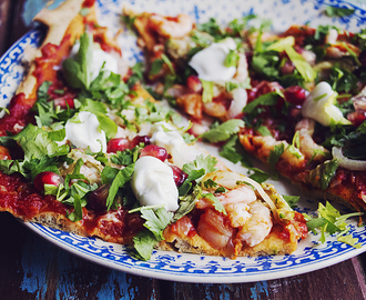 Glutenfri pizza med lime – och ingefärsmarinerade räkor + massa koriander, mynta och granatäpple