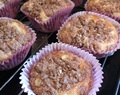 Äppelmosfyllda muffins med täcke av kanelcrumble.