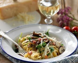 Pasta med trattkantareller och champinjoner