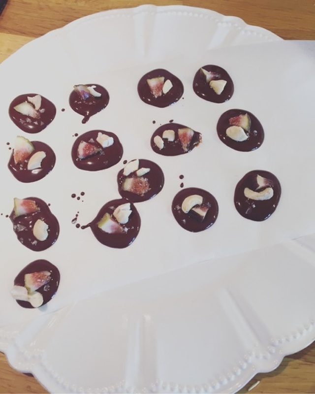 Sockerfria chokladbitar med fikon och cashewnötter