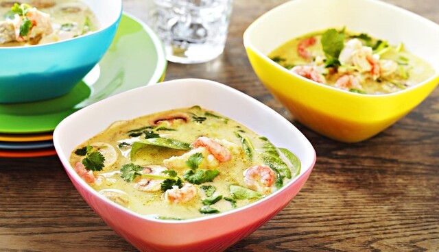 Grön curry- och kokosmjölksoppa med sesammarinerad norsk torsk och räkor