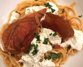 Recept: spaghetti med tomat, burrata och krispig parmaskinka