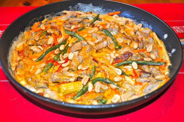 Thaiwok med risnudlar och jordnötter.
