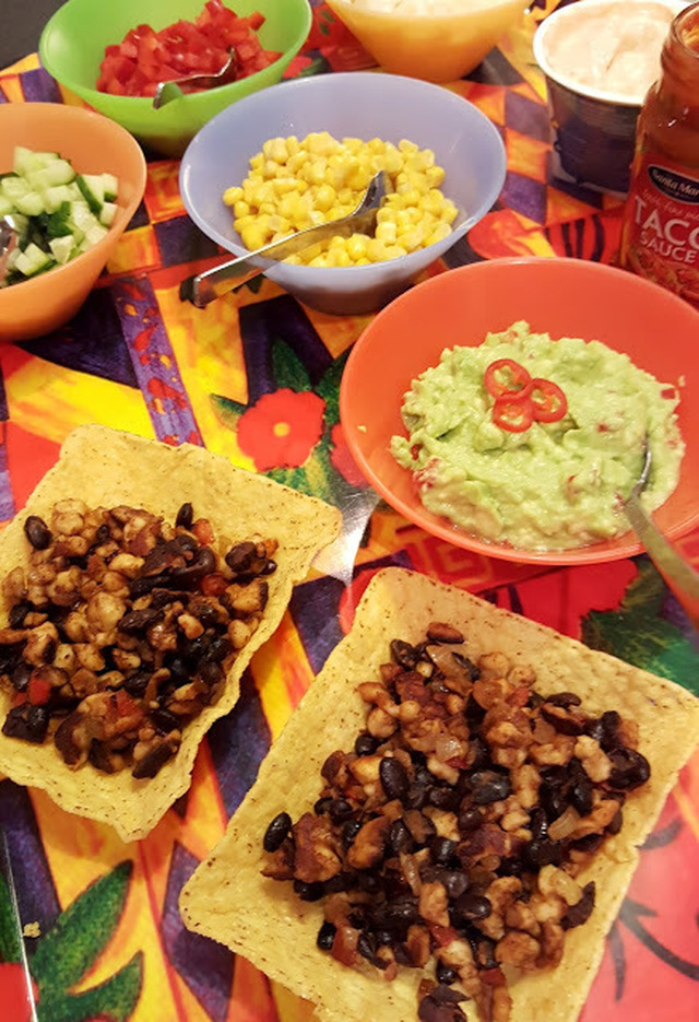 Vegetarisk tacos med halloumi och svarta bönor och avokadokräm