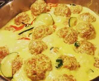 RECEPT: kycklingköttbullar i gräddig currysås med lök och grönsaker och kokt ris