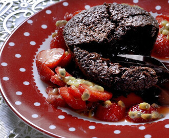 Chokladfondant med jordgubbs- och passionsfruktsallad