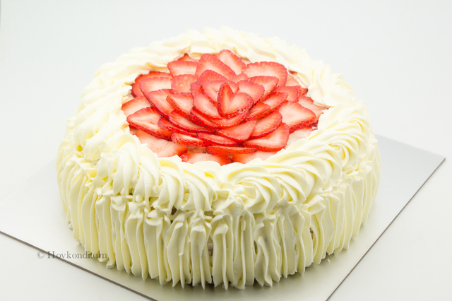 Midsummer Strawberry Cream Cake