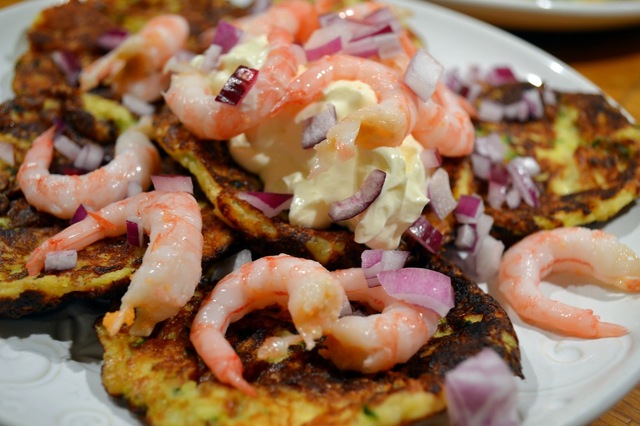 Zucchiniplättar med creme fraiche och räkor