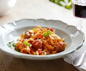 Fettuccine med kalvfrikadeller i tomatsås