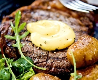 Grillad entrecôte med krämig dressing med rostad vitlök