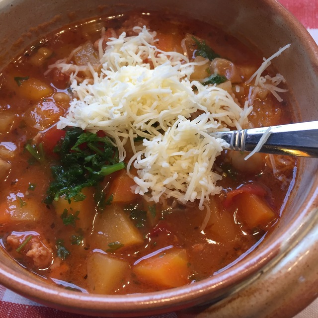 Mustig och värmande italiensk soppa med salsiccia och rotsaker - glutenfri och mjölkfri