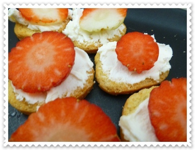 Tilltugg: Crostini med chevre, honung och jordgubbar