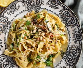 Krämig Zucchinipasta med parmesan, citron och pinjenötter