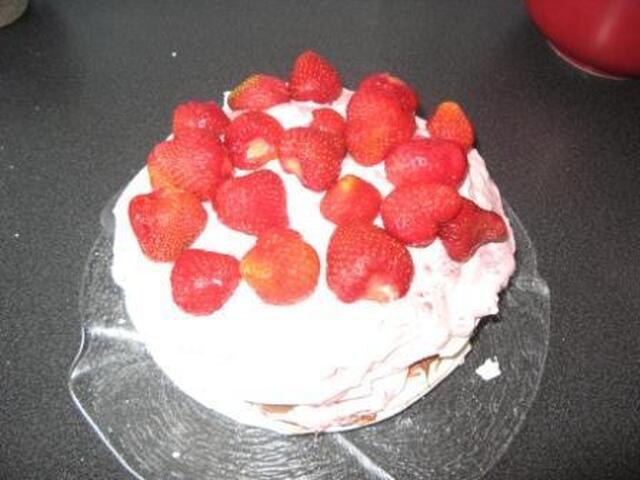 Marängtårta med mjölkchokladtryffel,hallongrädde och färska jordgubbar