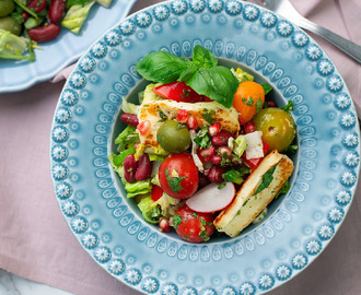 Grillostsallad med örtvinägrett och granatäpple