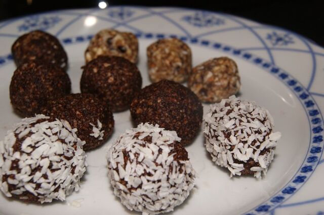 Nötbollar (chokladbollar) med nötter & dadlar