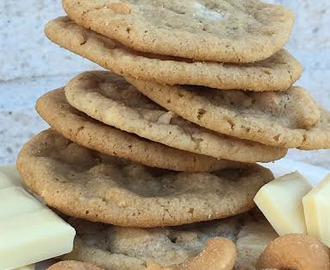 Chocolate chip cookies med vit choklad och salta cashewnötter