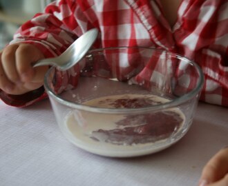 Kräm av ekologisk jordgubbsrabarber