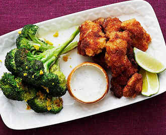 Parmesankyckling med råstekt broccoli och chiliyoghurt