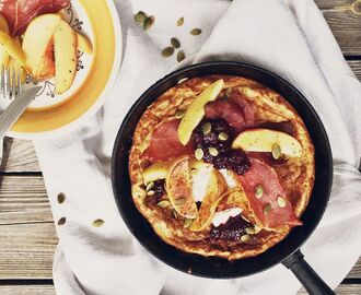 Glutenfri Dutch Baby med krispig parmaskinka, stekta äpplen och hemmagjord björnbärssylt