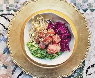 Poké bowl med marinerad tonfisk, broccoliris, rödkål och tahinisås