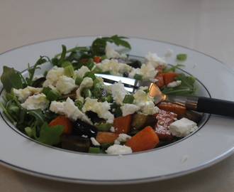 Ljummen sallad med sötpotatis, aubergine, salladslök och feta