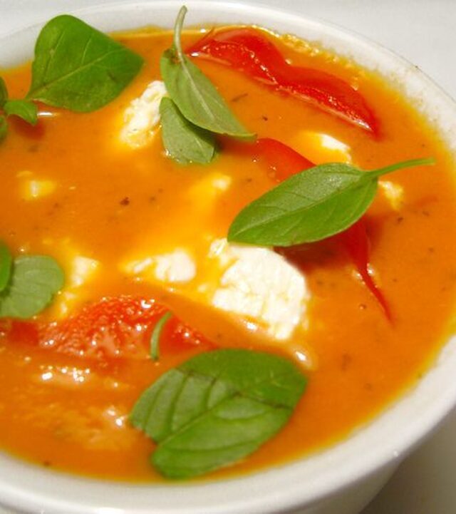Mild tomatsoppa med mozzarella
