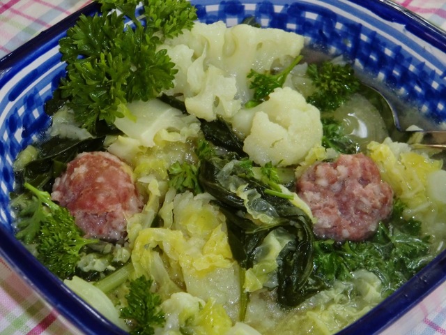 Mustig höstsoppa med kål, salsiccia och surkål