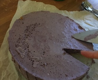 Fryst blåbärscheesecake.