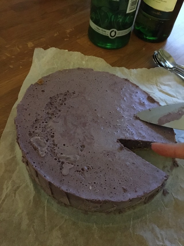 Fryst blåbärscheesecake.