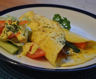 Helgfrukost: omelett-wraps med bacon och currymajonnäs