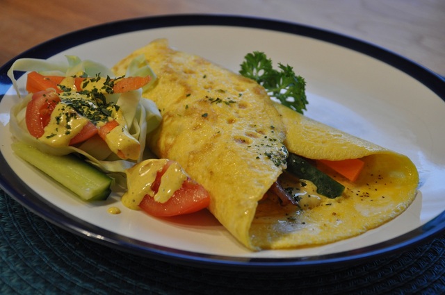 Helgfrukost: omelett-wraps med bacon och currymajonnäs