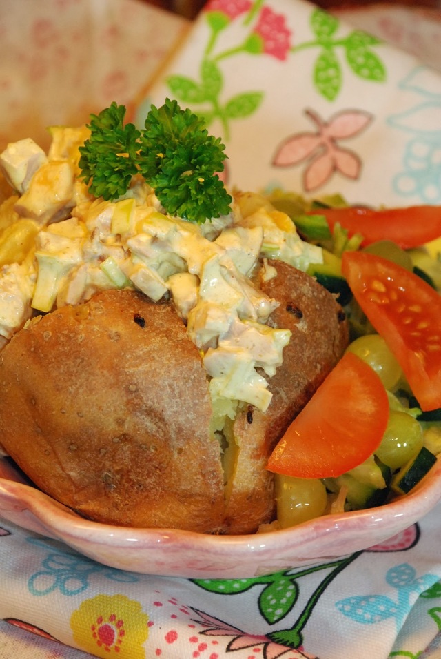 Bakad potatis med currykycklingröra
