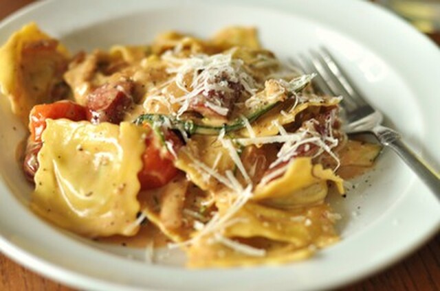 Ravioli med zucchini, tomat och lammkorv