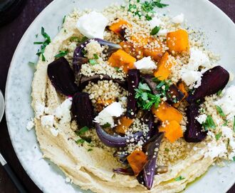 Couscous med ugnsrostade grönsaker, vitlöksrostad hummus & smulad fetaost