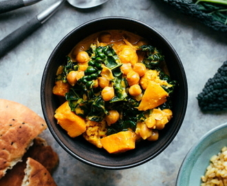 Solgul currygryta med sötpotatis, kål och kikärtor