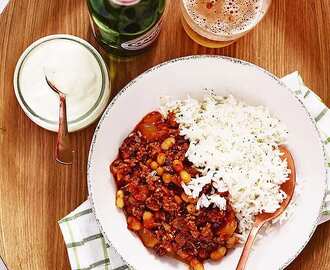 Chili con carne med vita bönor och gräddfil