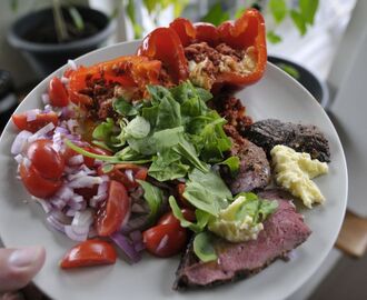 Tjälknölsbakad Rostbiff med tomatsallad och chorizofylld paprika