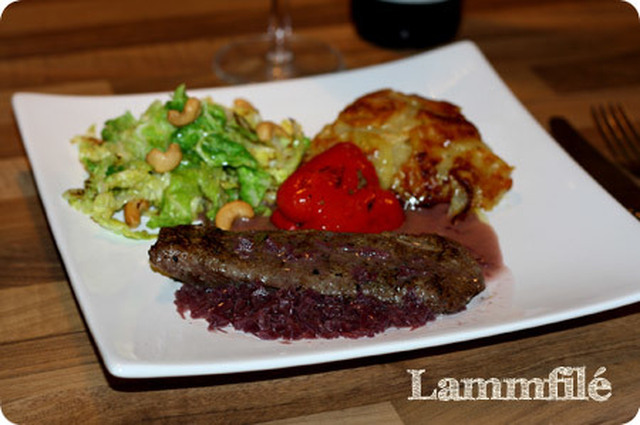 Lammfilé med potatiskaka, rödlökssås och savoykål