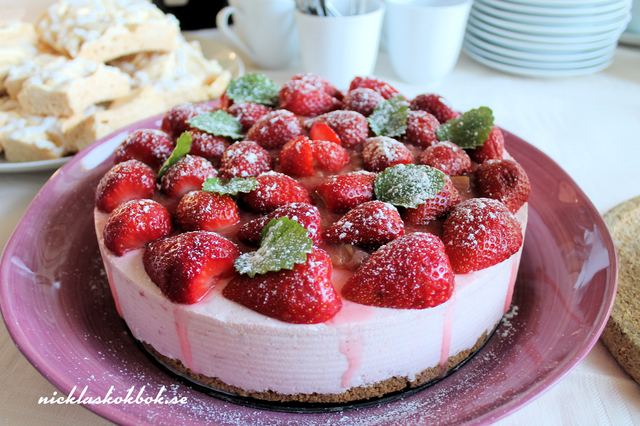 Rabarber- och jordgubbscheesecake (mjölkfri)