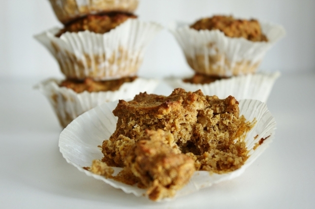 Muffins med äpple, morot och jordnöt