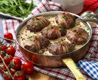 Baconlindade färsbiffar i rosépepparsås