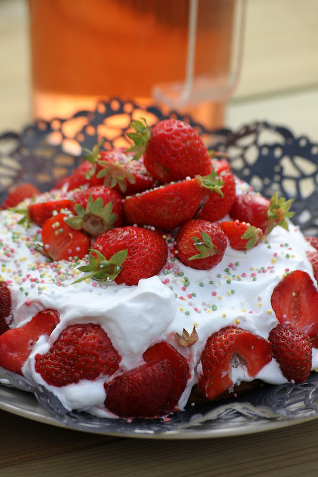 Mjölkfri minitårta med jordgubbar och limesmak
